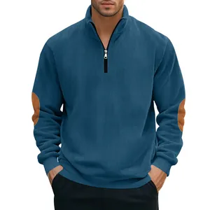 Detail eines blauen Cord-Sweatshirts für Herren mit stilvollen braunen Ellbogen-Patches