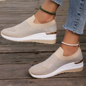 Detailansicht der beigen Keil-Sneaker zum Hineinschlüpfen mit schimmerndem Strassbesatz.