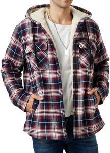 Detail der karierten Herren-Kapuzenjacke mit Fleece-Futter in Rot und Marineblau.