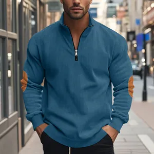 Herren-Sweatshirt aus schwerem Cord mit halbem Reißverschluss und Ellbogen-Patches.
