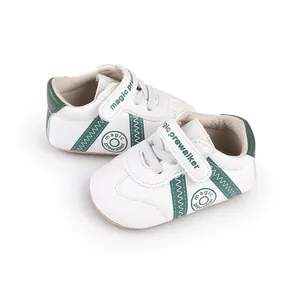 Detailansicht der weiß-grünen Baby-Lauflernschuhe mit praktischem Klettverschluss