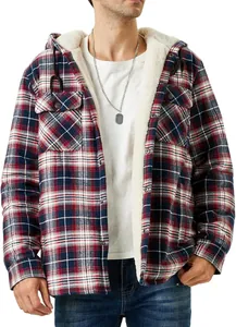 Detail mit warmem Sherpa-Fleece-Futter und rotem Karomuster der Kapuzenjacke
