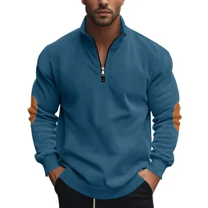 Herren-Sweatshirt aus schwerem Cord mit halbem Reißverschluss und braunen Ellenbogen-Patches.