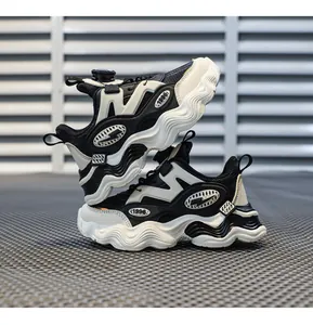 Dettaglio laterale di sneaker dad per bambini bianche e nere con spessa suola ondulata.