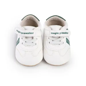 Detailansicht von weiß-grünen Baby-Lauflernschuhen mit Klettverschlussriemen