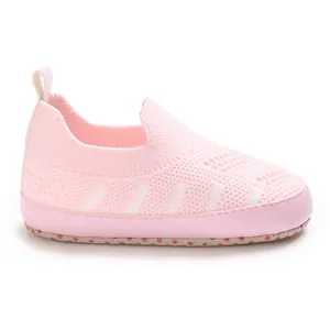 Seitenansicht Detail von rosa atmungsaktiven Mesh-Lauflernschuhen für Babys mit weicher Sohle.