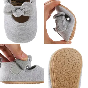 Detailansicht der grauen Babyschuhe mit weicher Sohle und Klettverschluss für Mädchen.