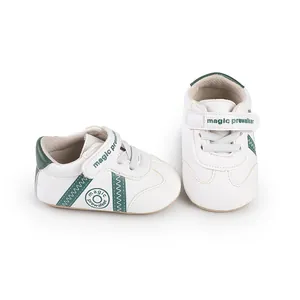 Detailansicht der weiß-grünen Baby-Lauflernschuhe mit praktischem Klettverschluss