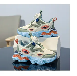 Vista dettagliata di sneaker per bambini colorate alla moda con fibbia rotante utile