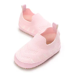 Detailansicht des atmungsaktiven rosa Mesh-Gewebes für weiche Baby-Lauflernschuhe.