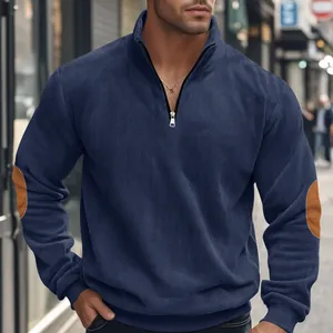 Detailansicht eines blauen Cord-Sweatshirts für Herren mit Ellenbogen-Patches