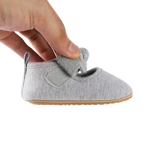 Detailansicht grauer Baumwoll-Babyschuhe für Mädchen mit praktischem Klettverschluss