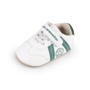 Detailansicht der weißen Baby-Lauflernschuhe mit grünen Streifen und praktischem Klettverschluss