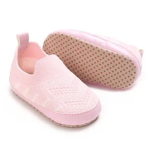 Detailansicht der rosa atmungsaktiven Mesh-Babyschuhe mit rutschfester weicher Sohle.