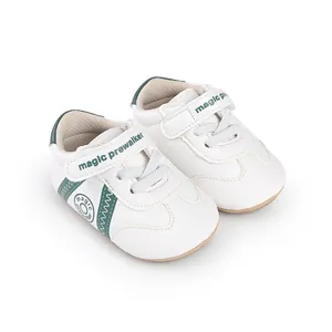 Detailansicht weißer Lauflernschuhe für Babys mit grünen Akzenten und Klettverschluss