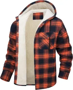 Detailansicht des warmen weißen Fleecefutters einer karierten Herren-Kapuzenjacke in Orange
