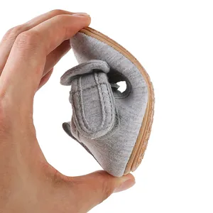Nahaufnahme eines flexiblen grauen Lauflernschuhs für Babys, der gefaltet wird