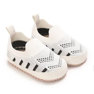 Detailansicht des atmungsaktiven Mesh-Strickobermaterials und Slip-On-Designs der Babyschuhe