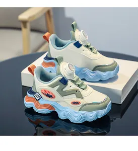 Dettaglio di sneaker per bambini con suole ondulate blu e arancioni