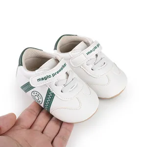 Detailansicht der weißen Baby-Lauflernschuhe mit grünen Akzenten und Klettverschluss