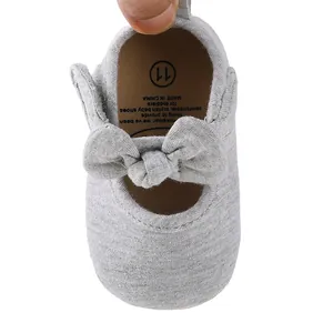 Detaillierte Ansicht grauer Baby-Prinzessin-Schuh mit Schleife und weicher Sohle