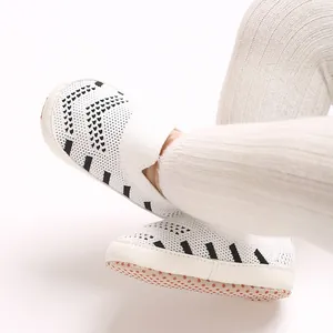 Nahaufnahme von weißen, atmungsaktiven Mesh-Babyschuhen mit weicher, rutschfester Sohle