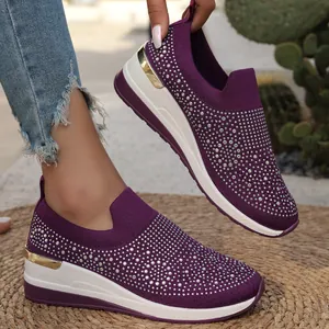 Violette Keilsneaker mit glitzerndem Strassbesatz und bequemem Einstieg für Damenmode