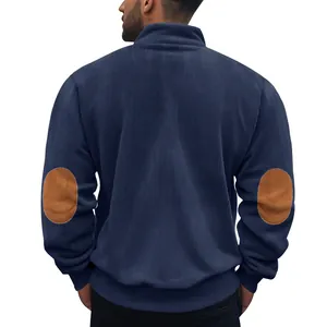 Rückansicht des dunkelblauen Cord-Sweatshirts mit braunen Ellbogen-Patches für Herren.