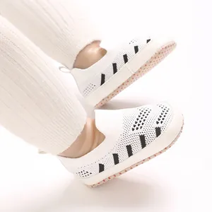 Nahaufnahme der atmungsaktiven weißen Mesh-Lauflernschuhe für Babys mit weicher Sohle