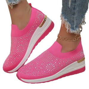 Funkelnde rosa Damen-Slip-On-Sneaker mit Strasssteinen und bequemer Keilabsatzform