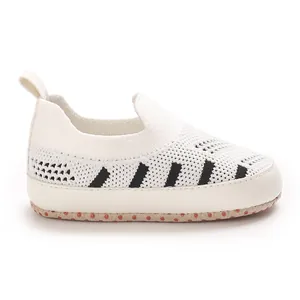 Nahaufnahme von atmungsaktiven weißen Mesh-Babyschuhen mit weicher Anti-Rutsch-Sohle.