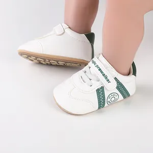Bequeme Baby-Lauflernschuhe in Weiß und Grün mit einem praktischen Klettverschluss