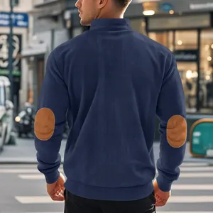 Rückansicht eines marineblauen Cord-Sweatshirts mit Stehkragen und braunen Ellbogen-Patches