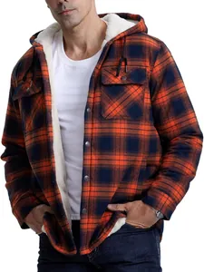 Detailansicht einer Herren-Kapuzenjacke mit Karomuster, weichem Fleece-Futter und Knöpfen