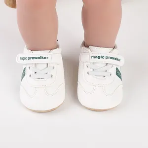 Nahaufnahme der weißen Lauflernschuhe für Babys mit verstellbaren Klettverschlüssen