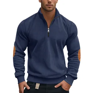 Detailaufnahme des blauen Herren-Cord-Sweatshirts mit Halbreißverschluss und Rippstruktur.
