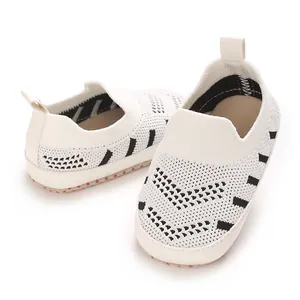 Detailansicht atmungsaktiver weißer Strick-Babyschuhe mit weichen und flexiblen Sohlen