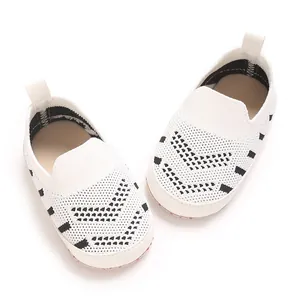 Detailansicht der atmungsaktiven weißen Mesh-Babylauflernschuhe mit weichen Sohlen