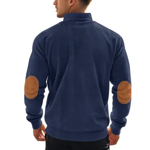 Rückansicht des dunkelblauen Cord-Sweatshirts mit braunen Ellbogen-Patches auf dem Stoff.