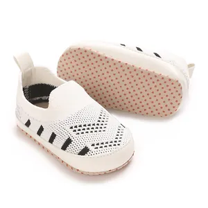 Detailansicht von atmungsaktiven weißen Mesh-Babyschuhen mit rutschfester Softsohle
