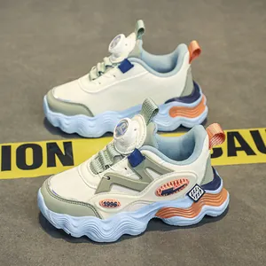 Scarpe sportive per bambini alla moda con superficie in pelle e chiusura a rotella