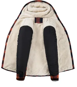 Detailansicht einer Herren-Kapuzenjacke mit Karo-Muster und dickem Fleece-Futter