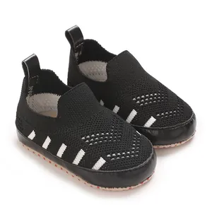 Detail der atmungsaktiven schwarzen Baby-Lauflernschuhe mit weichen, rutschfesten Sohlen.