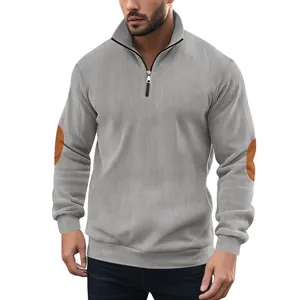 Graues Cord-Sweatshirt mit Stehkragen, Viertelreißverschluss und braunen Ellbogen-Patches.