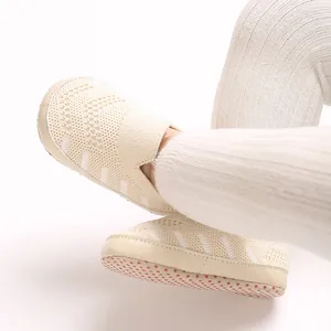 Detailaufnahme von atmungsaktiven Strickschuhen für Babys mit rutschfester weicher Sohle