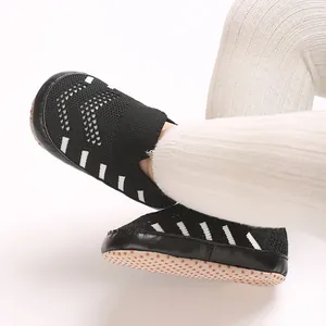 Detailansicht von schwarzen, atmungsaktiven Baby-Lauflernschuhen mit weicher Sohle.