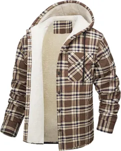Nahaufnahme einer karierten Herrenjacke mit dem warmen, weißen dicken Vliesfutter