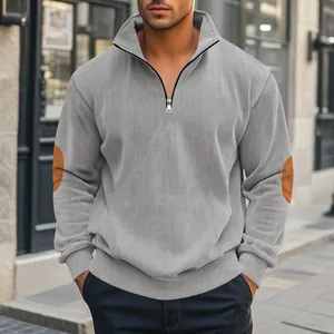 Detailansicht eines grauen Herren-Cord-Sweatshirts mit halbem Reißverschluss und Patches