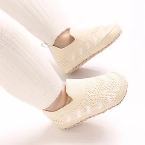 Detailansicht atmungsaktiver Baby-Lauflernschuhe aus Strickgewebe mit weicher Sohle