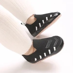 Detailansicht der atmungsaktiven schwarzen Mesh-Babyschuhe mit weicher Sohle